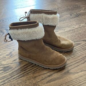 UGG Kids Boots in Chestnut with Cream Fur